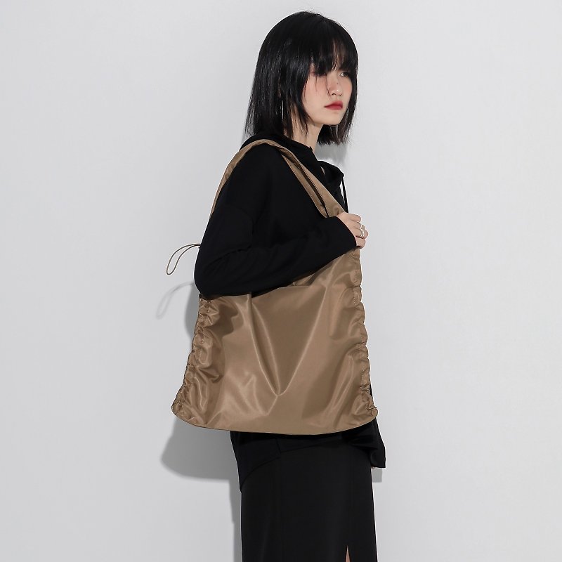 Brown three-color large-capacity design smocked nylon canvas bag sturdy texture stopper plug shoulder bag - Messenger Bags & Sling Bags - Nylon Brown