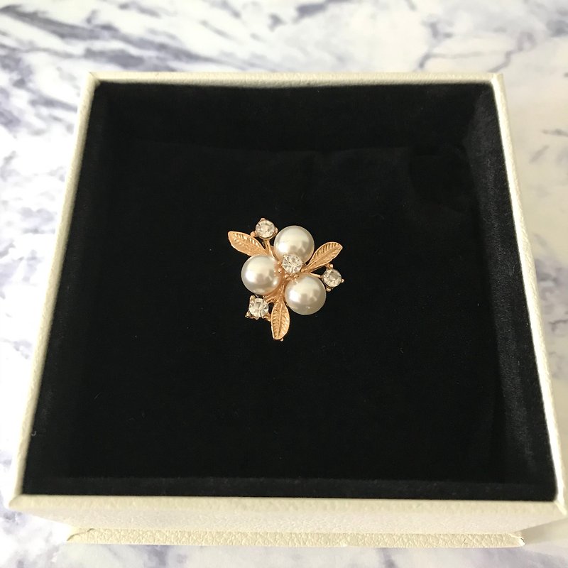 Dazzling brilliance flower brooch - Brooches - Other Metals Gold