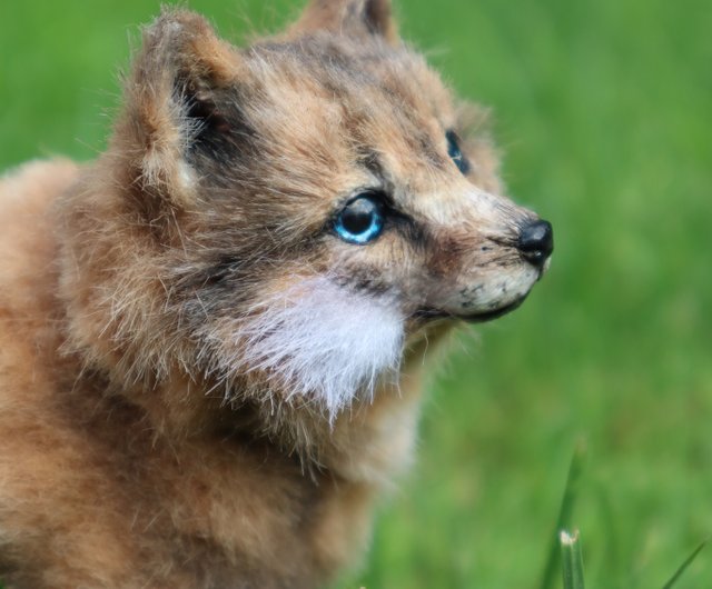 オオカミの子リアルな動物のぬいぐるみ！ ポーズを取れるアート