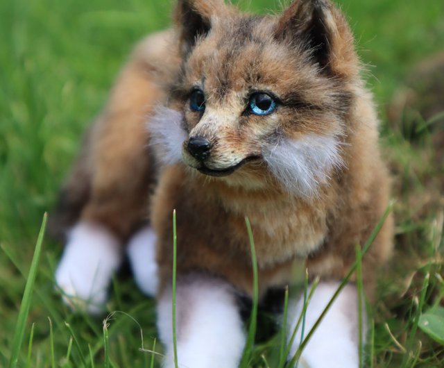 オオカミの子リアルな動物のぬいぐるみ！ ポーズを取れるアート
