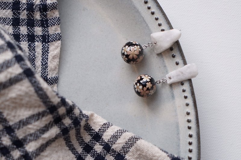 Stone ear - Equinox small ball with white marble retro accessories hand-made earrings Japan - Earrings & Clip-ons - Stone White