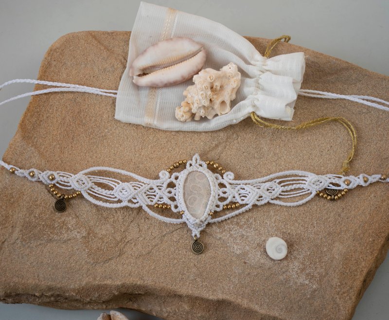 White coral fossile tiara, white macrame choker necklace, bohemian jewelry - สร้อยคอ - เครื่องเพชรพลอย ขาว