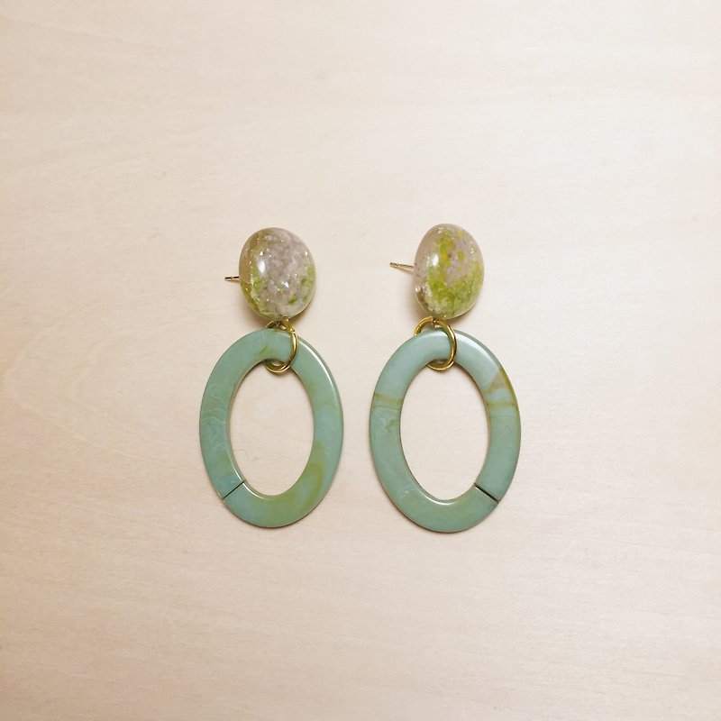 Vintage Gradient Broken Shell Imitated Turquoise Open Hoop Earrings - ต่างหู - เรซิน สีเขียว