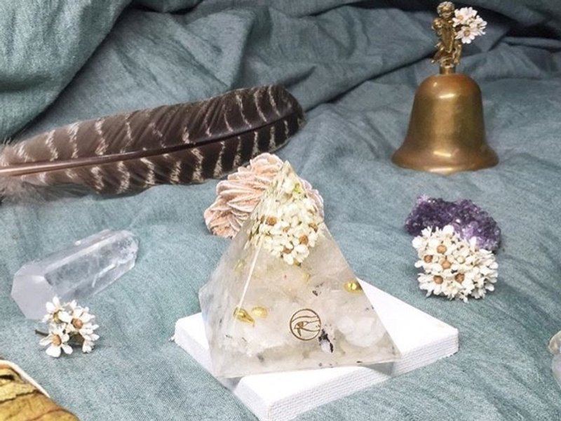 Orgonite 乾燥花能量塔 — 白梅、白水晶、月光石 - 擺飾/家飾品 - 寶石 白色