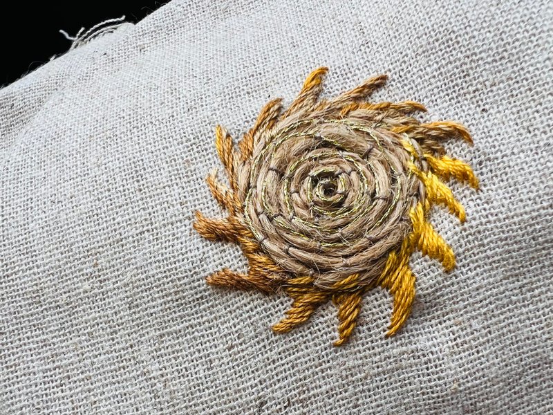 手工刺繡太陽圖騰徽章 - 徽章/別針 - 棉．麻 