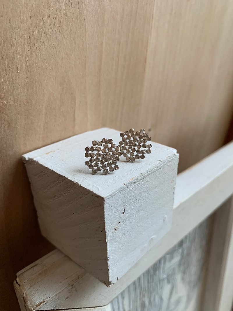 小さなツブの集合体ピアス - 耳環/耳夾 - 其他金屬 銀色