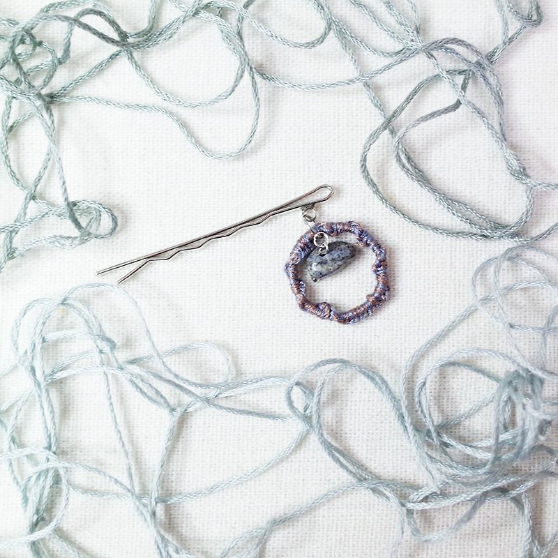手編みヘアピン ツイスト灰色 青金石 ヘアアクセサリー - ヘアアクセサリー - 刺しゅう糸 グレー