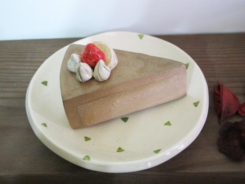 Hand-made pottery decorated with imitation strawberry / apple coffee cake - เซรามิก - ดินเผา สีนำ้ตาล