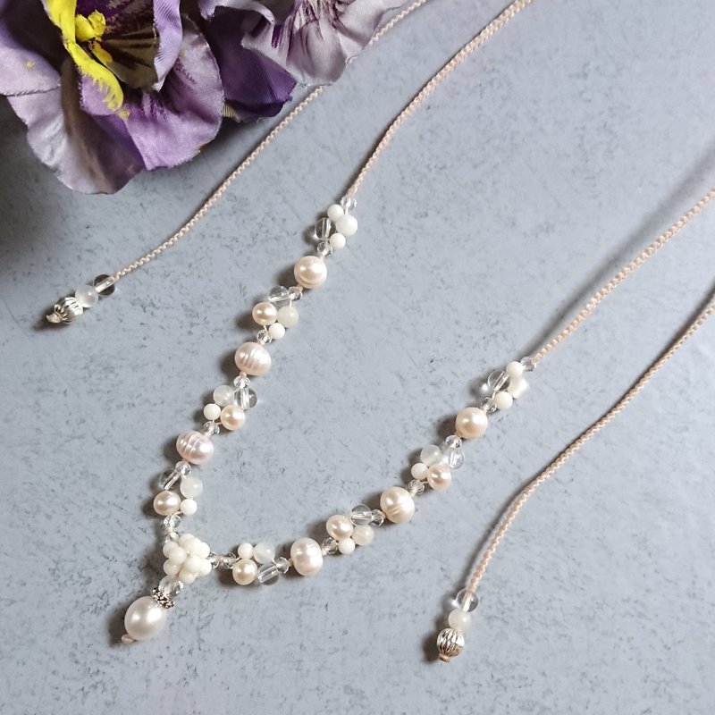 Free-size Y-shaped necklace with pearls and coral - สร้อยคอ - เครื่องประดับพลอย ขาว