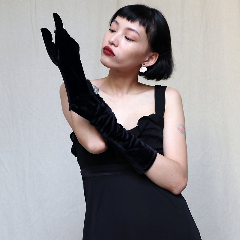 Pumpkin Vintage. Vintage retro elegant lady black velvet long gloves - ถุงมือ - วัสดุอื่นๆ สีดำ