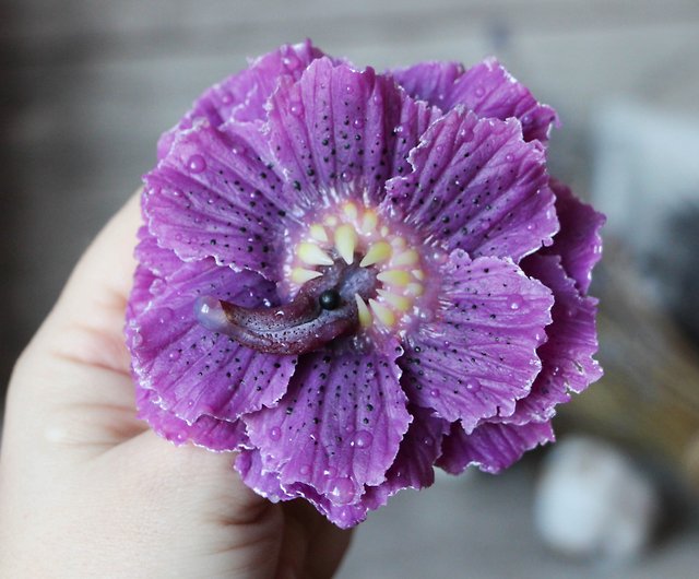 ゴスジュエリー 不気味な花のブローチ 紫のこぼれる花 - ショップ