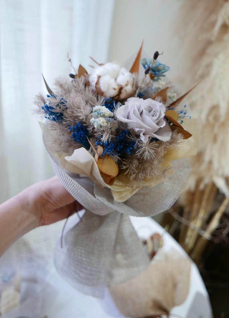 Gray and blue eternal flower bouquet with bag/preserved flowers/Valentine's Day/Graduation/Confession/Birthday/Gift-giving - ช่อดอกไม้แห้ง - พืช/ดอกไม้ สีเทา