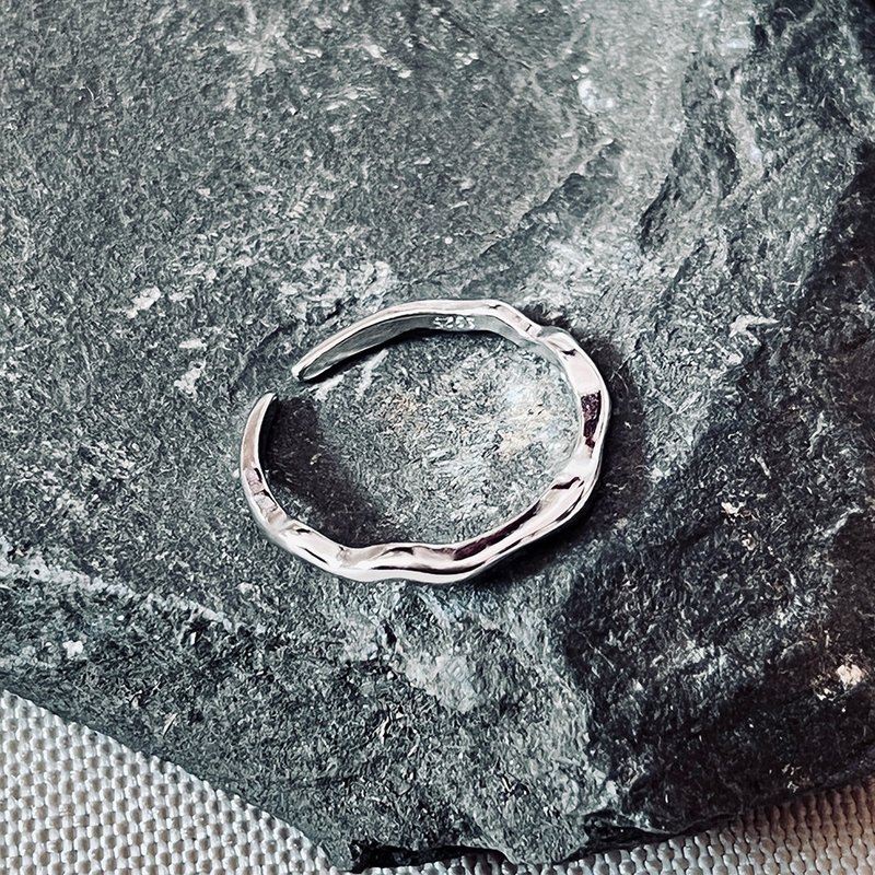 Ripples 925 Sterling Silver Ring Three-dimensional Arc Edge Design Activity Ring Comfortable to Wear Neutral Line Ring - แหวนทั่วไป - เงินแท้ สีเงิน