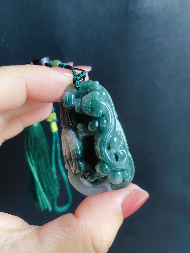 天然緬甸玉 翡翠 飄花 螭龍 如意 一葉致富 發財 包掛 禮物 車掛 - 吊飾/掛飾 - 玉石 綠色