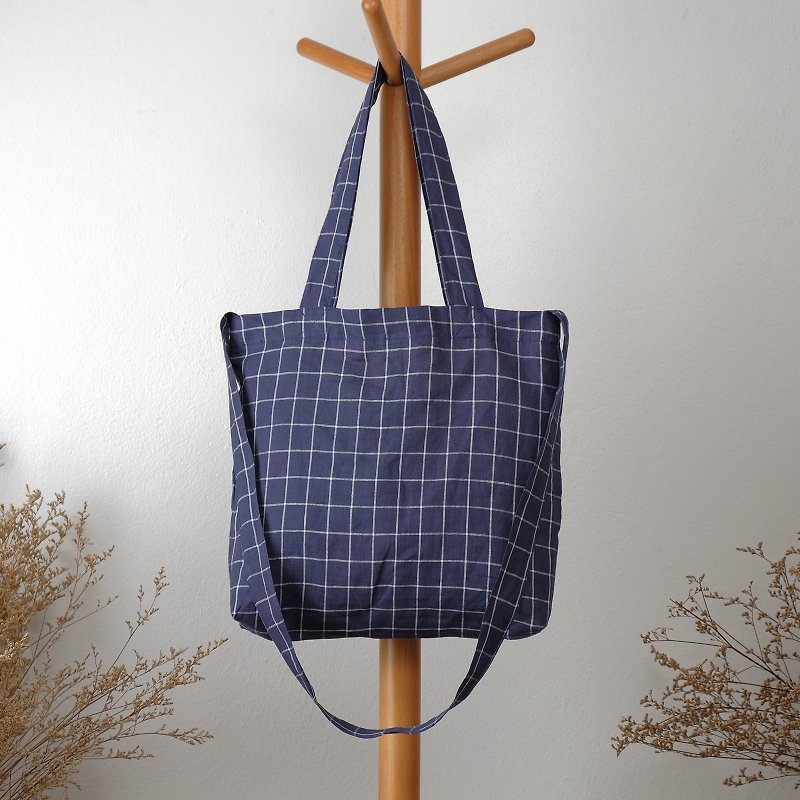 Navi Blue Checkered Linen Tote Bag - กระเป๋าแมสเซนเจอร์ - ผ้าฝ้าย/ผ้าลินิน สีน้ำเงิน
