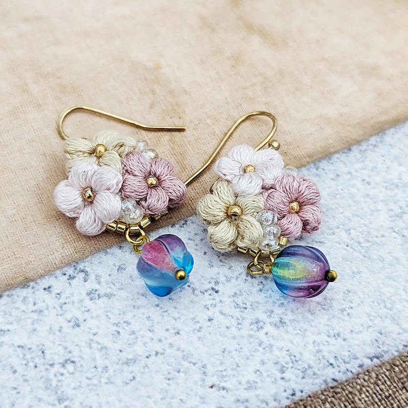 鉤針 串珠 編織  刺繡 耳環 - 耳環/耳夾/耳骨夾 - 其他材質 粉紅色