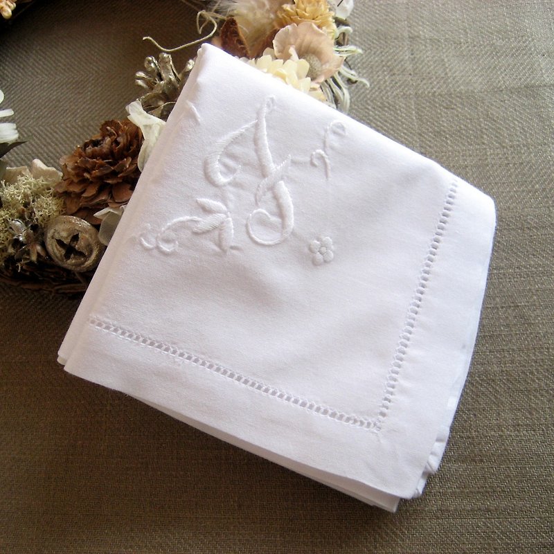 「F」手刺繍イニシャルハンカチ　ホワイト - 絲巾 - 棉．麻 白色