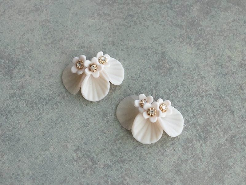Petal bouquet earrings / white - Earrings & Clip-ons - Clay White