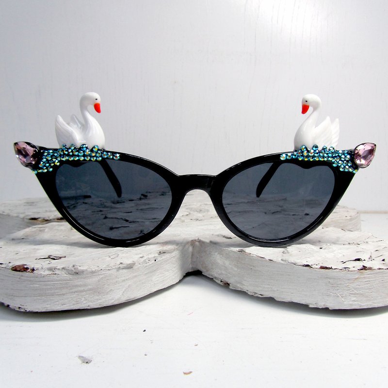 TIMBEE LO Swan Sunglasses Swarovski Crystal Decorative Glasses UV UV Protection - กรอบแว่นตา - พลาสติก สีดำ