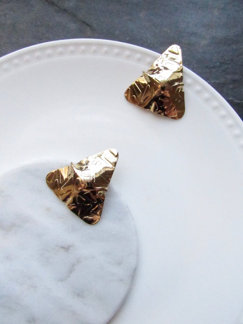 Vintage Textured Triangle Gold Statement Earrings - 耳環/耳夾/耳骨夾 - 貴金屬 金色