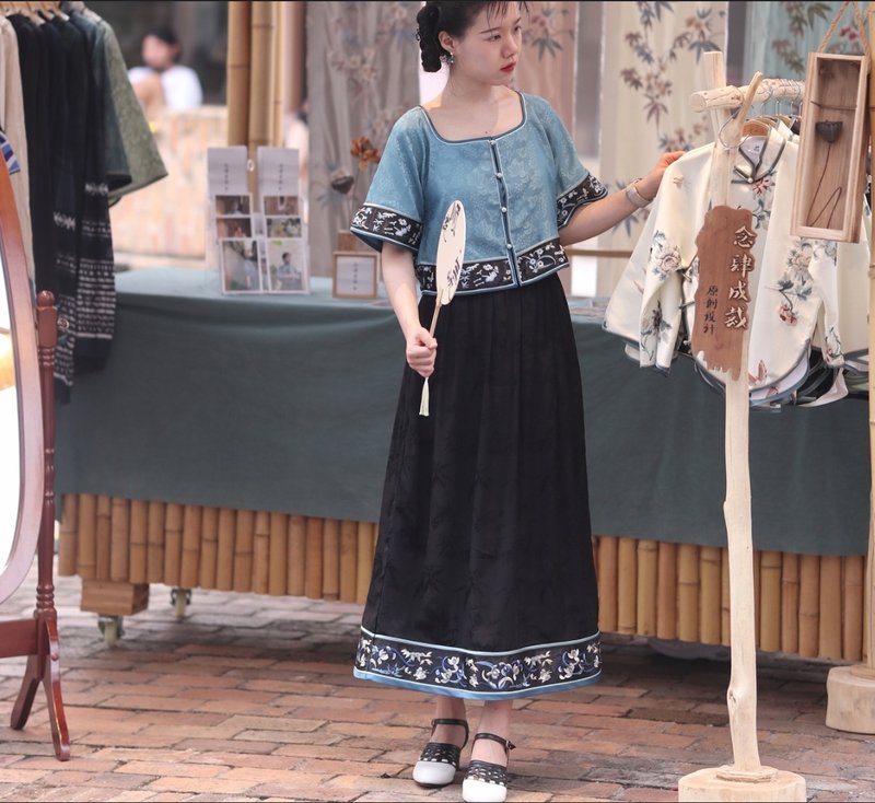 [Anzhiting Blue] Retro style of the Republic of China, classical embroidered Chinese skirt - Skirts - Other Materials Black