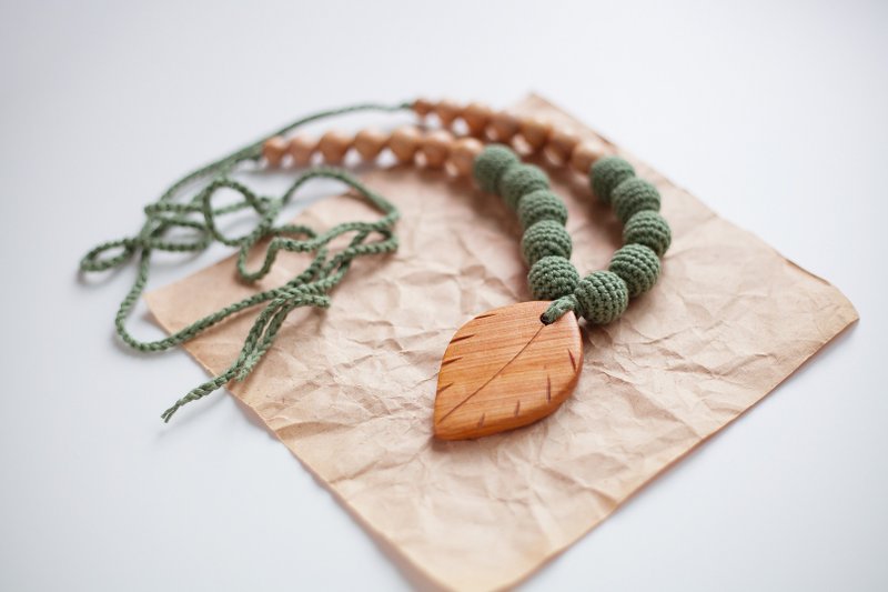 Crochet Boho Teething Necklace with Wooden Leaf Pendant for Breastfeeding Mom - 項鍊 - 木頭 綠色