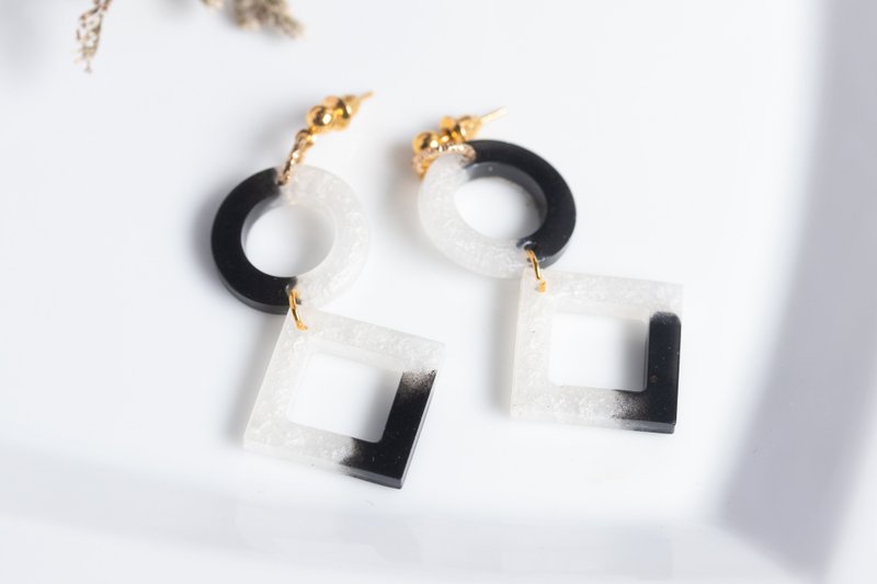 Handmade resin earrings - 耳環/耳夾/耳骨夾 - 塑膠 黑色