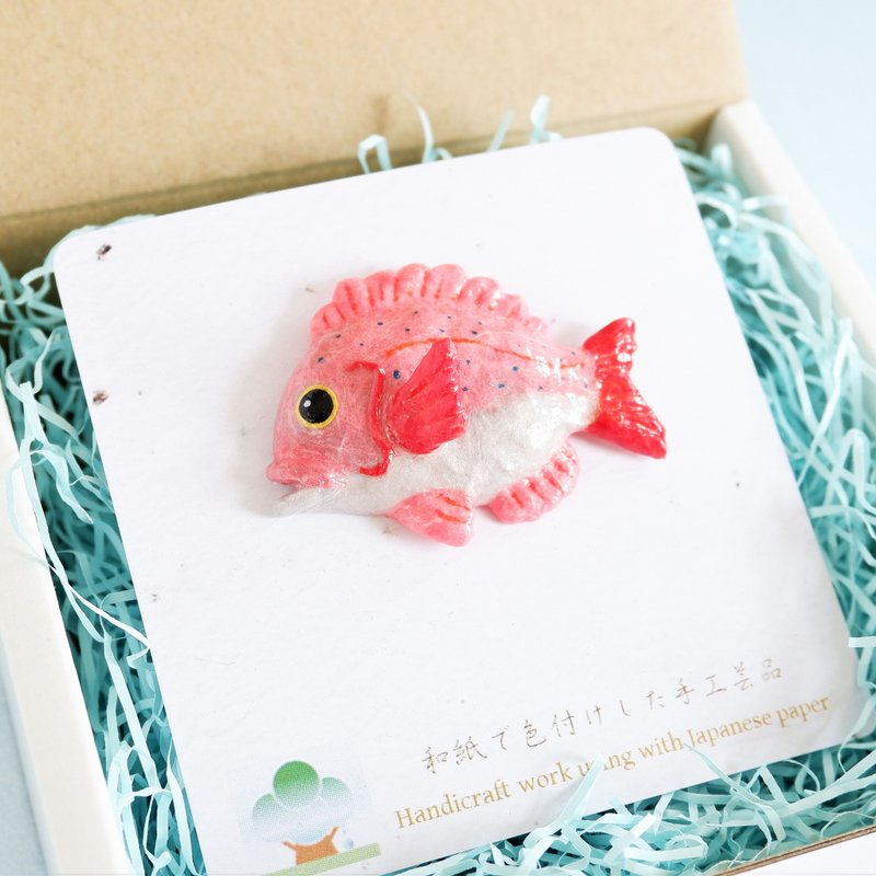 マダイのブローチ　和紙アクセサリー　お魚ピンブローチ　タックピン - 胸針 - 紙 粉紅色