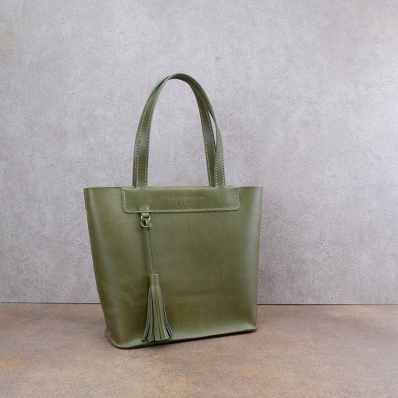 Genuine leather tassel tote bag handbag shoulder back hand-stitched top layer cowhide magnetic buckle leather handbag - กระเป๋าถือ - หนังแท้ สีเขียว