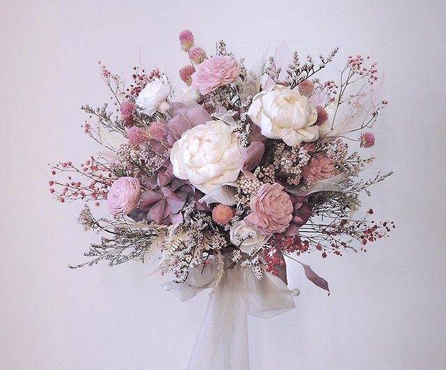 ピンクと白の牡丹ドライフラワーブーケ 結婚式の写真の外のブライダルブーケ ショップ Amanda Floral Design ドライフラワー ブーケ Pinkoi