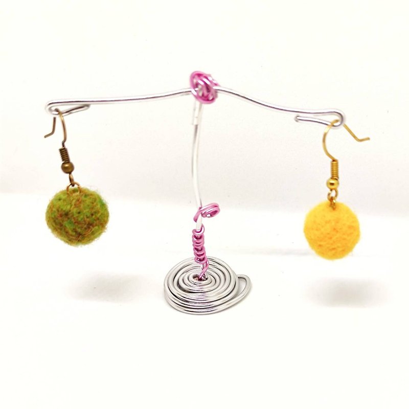 Small round ball wool felt aluminum wire Clip-On earrings and ear hooks - ต่างหู - ขนแกะ หลากหลายสี