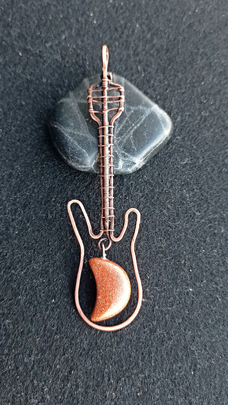 Copper pendant guitar with aventurine. A gift to a musician. - 項鍊 - 石頭 多色