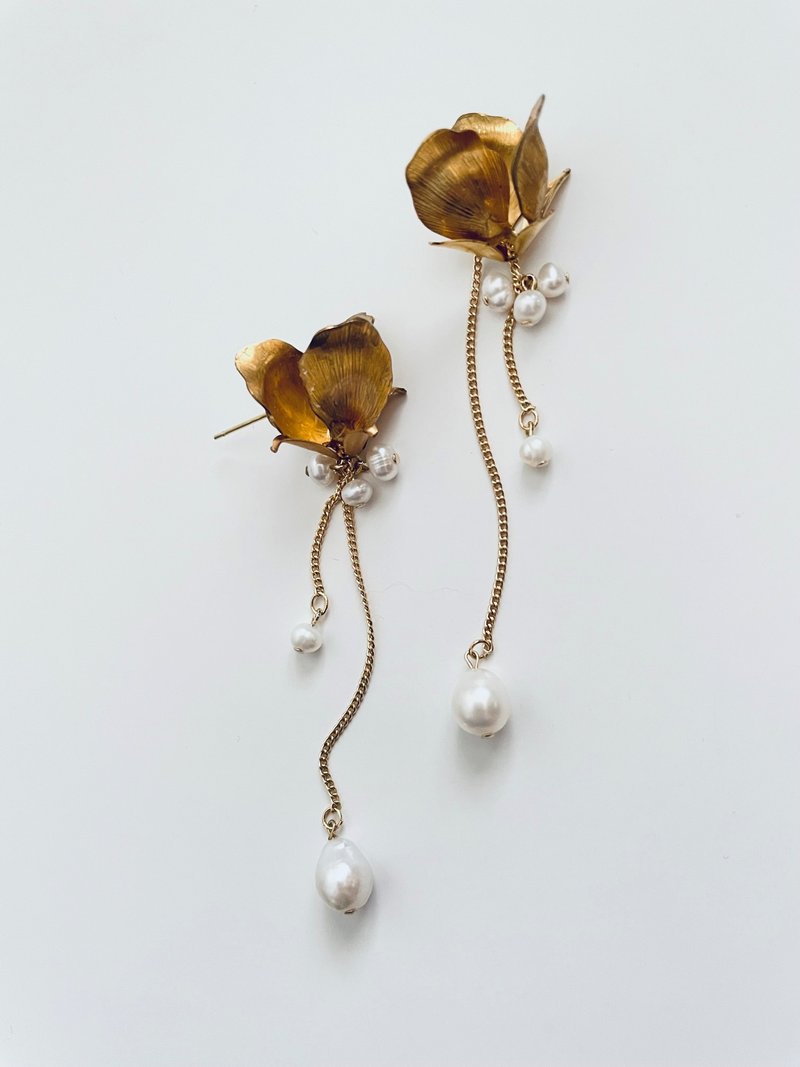 Flower and dangling pearl earrings - Earrings & Clip-ons - Pearl Gold