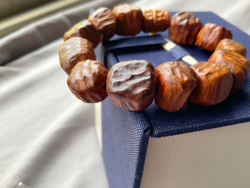 Reflection of time. Taiwanese cypress wood hand beads - Bracelets - Wood Multicolor