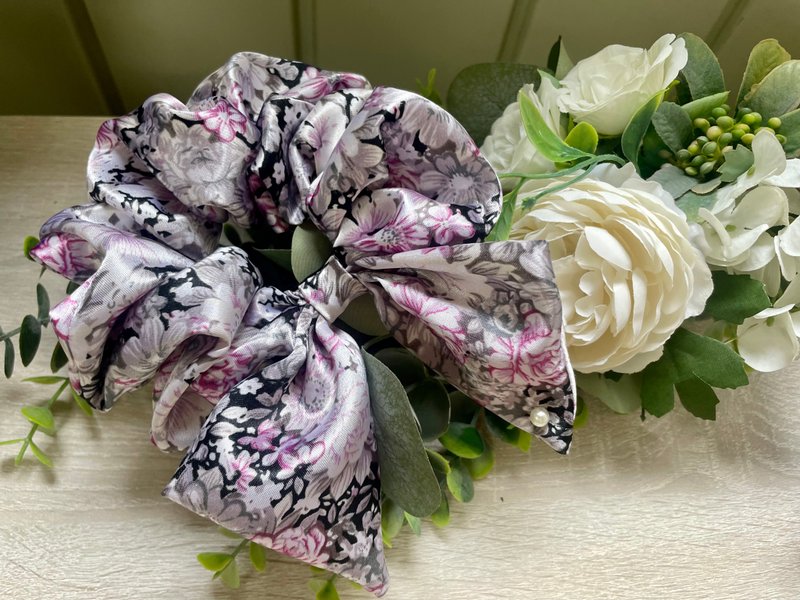 Purple Flower Cloth Scrunchie - เครื่องประดับผม - ไฟเบอร์อื่นๆ 