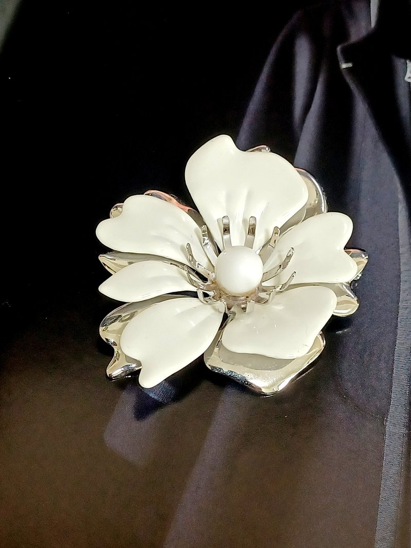 vintage jewelry Sarah cov summer magic series white enamel flower pin - Brooches - Other Metals 