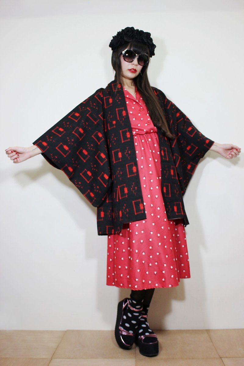 F2093 [日本着物]（ビンテージ）（おWA里）赤いチェックのクロス織り日本の着物の羽織と黒