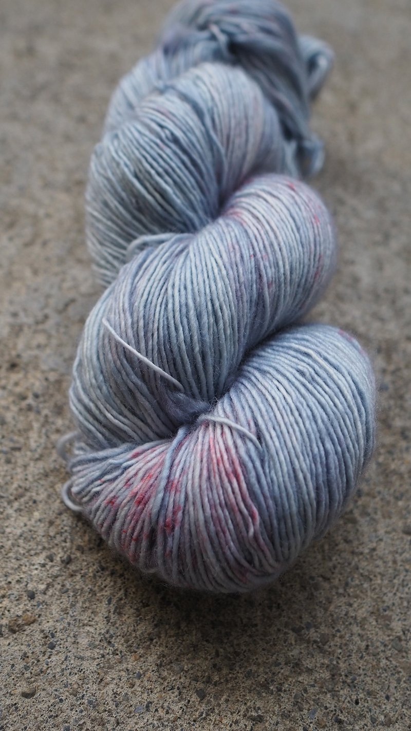 Hand dyed thread. Blue and gray denim-red dot (single strand/sock line/merino) - เย็บปัก/ถักทอ/ใยขนแกะ - ขนแกะ สีน้ำเงิน