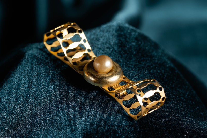 【CRUXART】Western jewelry - light luxury items - Time Ripples Pearl Brooch - Copper - Badges & Pins - Copper & Brass Gold