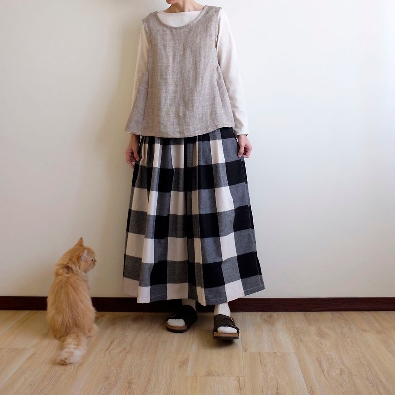 Everyday hand-made clothing natural forest black and white large plaid pleated skirt fluffed cotton - Skirts - Cotton & Hemp Multicolor