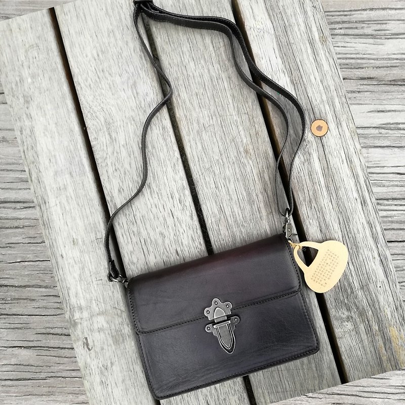 Mother's Day Gifts - Hand-dyed Black Retro Clamshell Leather Shoulder Bag / Side Backpack / Messenger Bag / Shoulder Bag D03 - กระเป๋าแมสเซนเจอร์ - หนังแท้ สีดำ