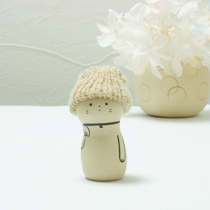 Handmade ceramic doll Maneki Neko wearing a knit hat S size - Items for Display - Pottery Khaki