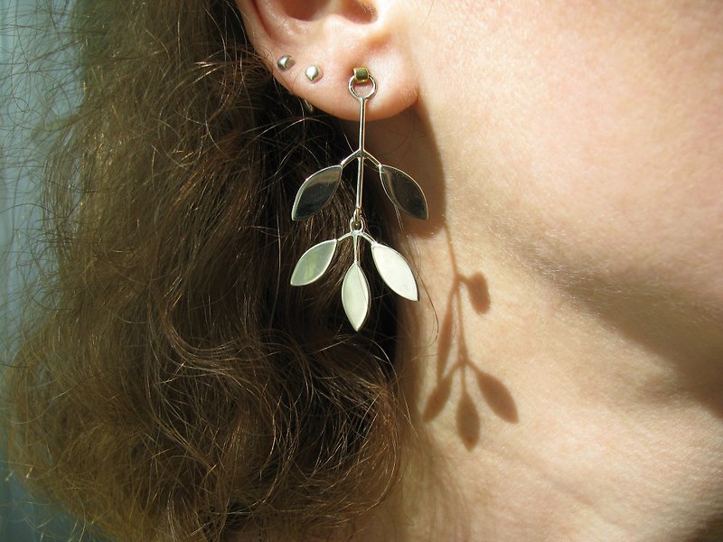asymmetrical leaf stud earrings, dangle nickel silver earrings - 耳環/耳夾 - 銅/黃銅 銀色