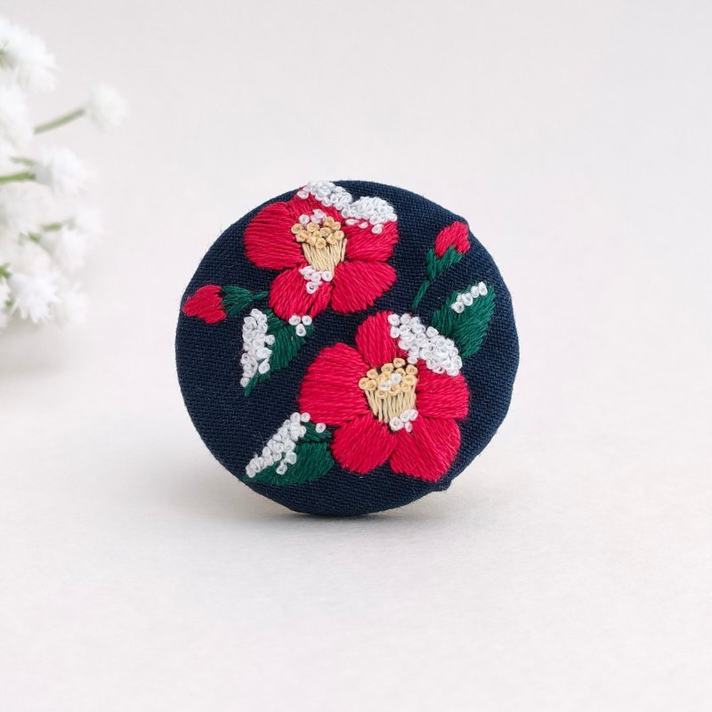 雪の積もった寒椿の刺繍ブローチor刺繍ヘアゴム - 胸針 - 棉．麻 紅色