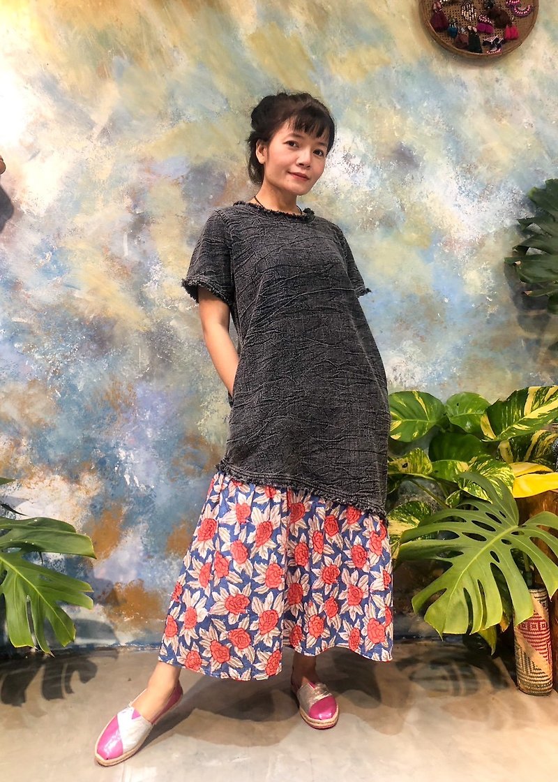 Short-sleeved dress from black Chinmai fabric (bleached), with Indian fabric hem, blue pattern, orange flowers. - 洋裝/連身裙 - 其他材質 黑色
