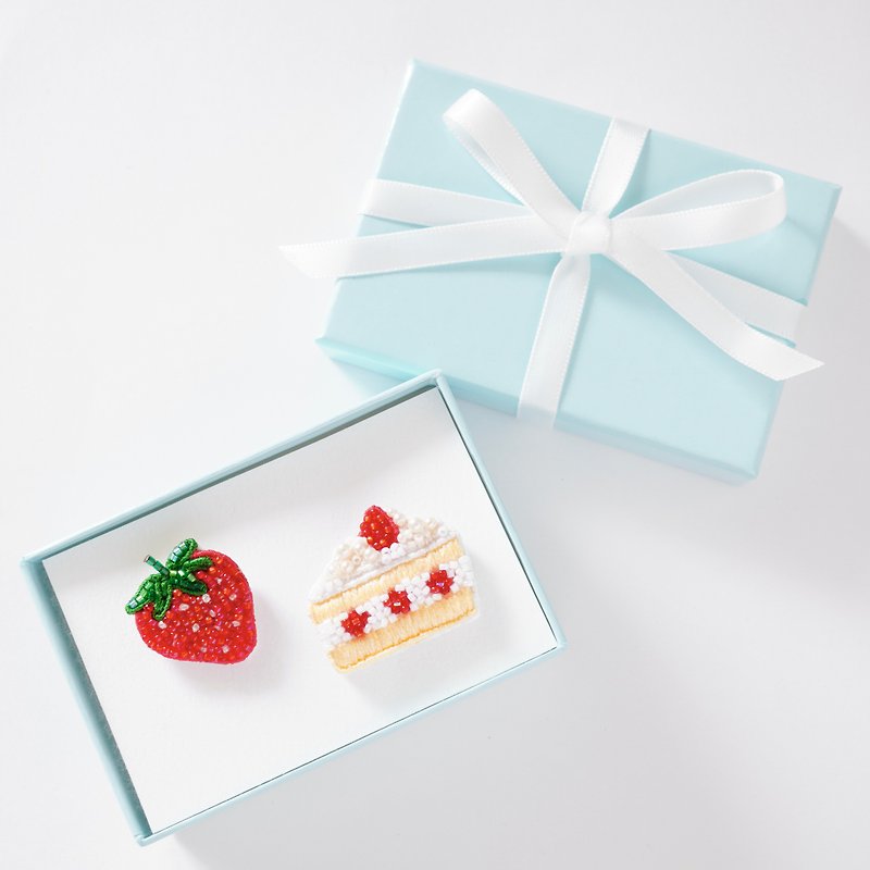 ショートケーキのピンバッジ(白)・いちごのピンバッジセット　箱付き　ビーズ刺繍ブローチ　2点セット - ブローチ - その他の素材 レッド