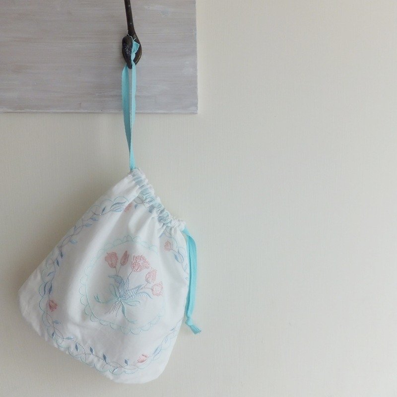 Drawstring bag: Embroidered Tulip Design - กระเป๋าเครื่องสำอาง - ผ้าฝ้าย/ผ้าลินิน 