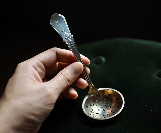 Strainer spoon, British