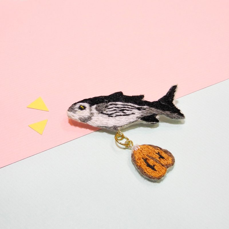 海洋系刺繡烏魚與牠的孩子 烏魚子 胸針別針 手工刺繡 - 胸針 - 繡線 多色