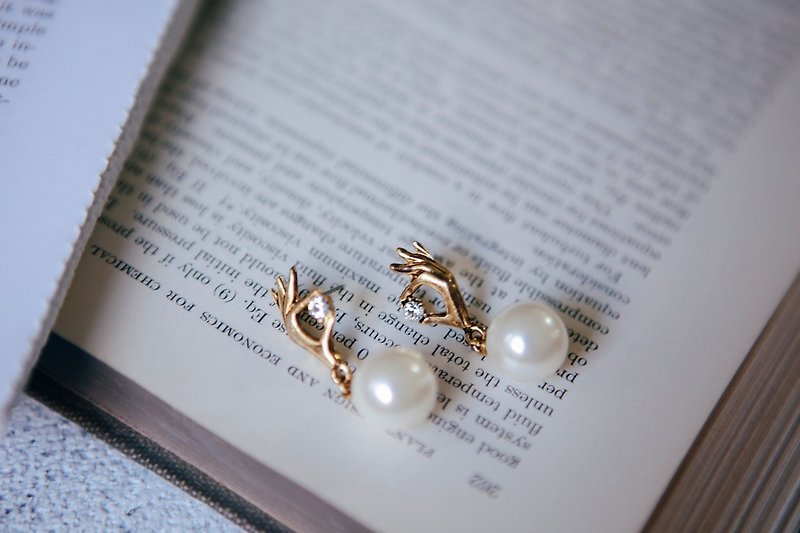 COR-DATE small hand hanging pearl earrings - White Pearl -580 - Earrings & Clip-ons - Other Metals 